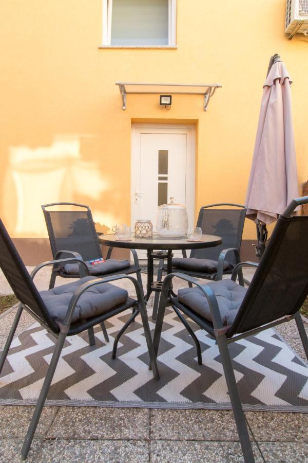 Moet With Garden Apartment Pula Bagian luar foto
